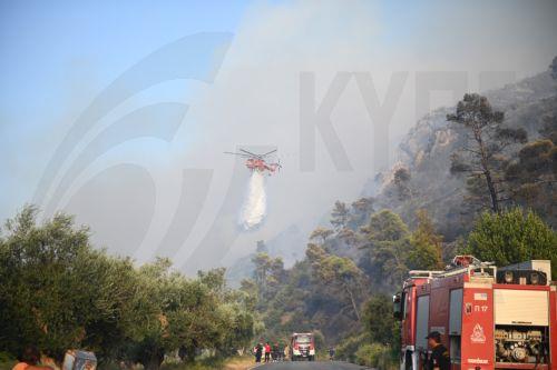 Βελτιωμένη εικόνα παρουσιάζει η φωτιά στο Αίγιο, αλλά παραμένει σε εξέλιξη