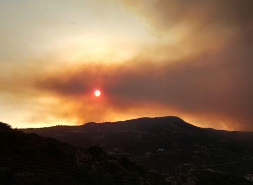 Σε πύρινο κλοιό το Βουνί, ώρες αγωνίας για τους κατοίκους, επεκτείνεται η πυρκαγιά
