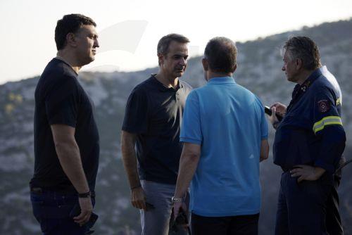 Στην Πάρνηθα ο Μητσοτάκης, αναζωπυρώσεις σε Πάρνηθα, Έβρο, Ροδόπη, Βοιωτία