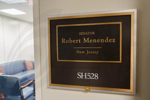 Ο Γερουσιαστής Μενέντεζ δηλώνει ότι δεν σκοπεύει να παραιτηθεί