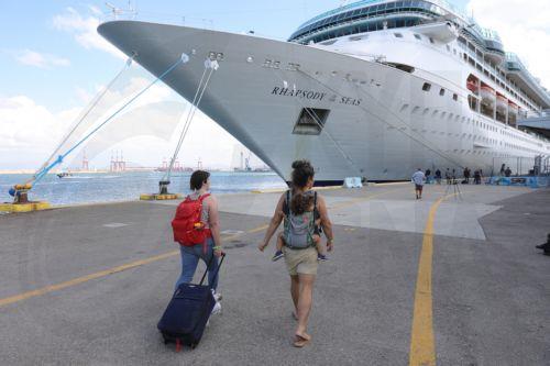 Περί τους 160 ξένους υπηκόους μεταφέρει από Χάιφα στην Κύπρο το Rhapsody of the Seas