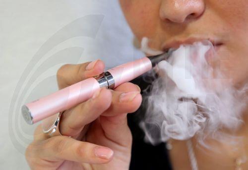 Λανθασμένη εντύπωση ότι τα εναλλακτικά προϊόντα καπνίσματος είναι «λιγότερο βλαβερά», λέει ο Υπ. Υγείας