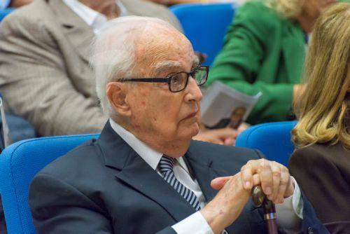 Δωρεά βιβλίων του Βάσου Καραγιώργη προς την Κυπριακή Ακαδημία Επιστημών