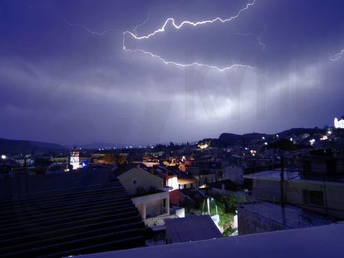 Υπό πλήρη έλεγχο δασική πυρκαγιά λόγω κεραυνού