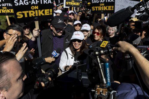 Η Φραν Ντρέσερ στον πρώτο της ρόλο μετά τη λήξη της ιστορικής απεργίας των ηθοποιών