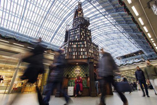 Το χριστουγεννιάτικο δέντρο στο St. Pancras φωτίζει τα όνειρα μικρών ασθενών