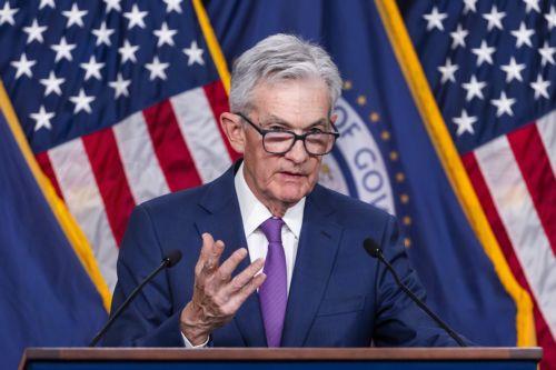 Η Fed διατηρεί τα επιτόκιά της, δεν προβλέπει ακόμη τη μείωσή τους