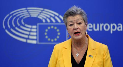 Ο Αβραμόπουλος δεν ανέφερε το θέμα θεωρήσεων του Κατάρ στις συναντήσεις μας το 2020, λέει η Γιόχανσον
