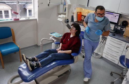 Στο 6,3% όσοι δεν έλαβαν οδοντιατρική περίθαλψη στην ΕΕ  το 2024 λόγω λιστών-κόστους