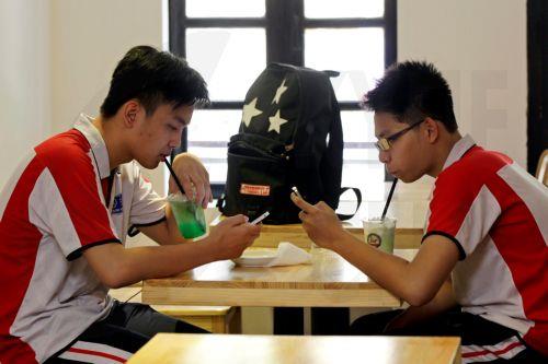 Σχεδόν 6 στις 10 χώρες απαγορεύουν τη χρήση κινητών στο σχολείο, σύμφωνα με Unesco