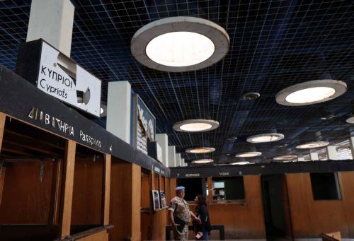 Η σειρά φωτογραφιών «Nicosia International Airport» του Α. Ευσταθίου στο ΕΚ στις Βρυξέλλες