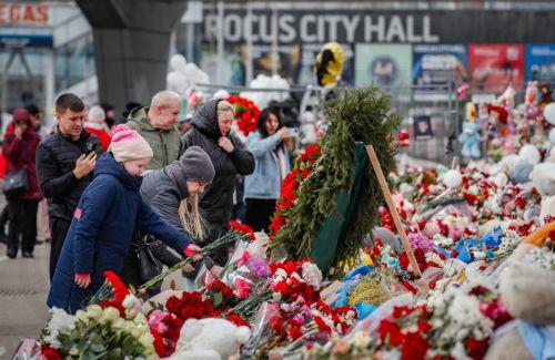 Μονόλεπτη σιγή τήρησε η Βουλή για τα θύματα της επίθεσης στη Μόσχα