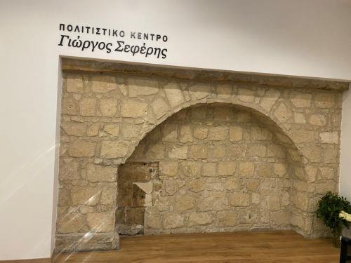 Γλύπτρια από τις Φιλιππίνες βραβεύθηκε στην Τριενάλε Αγ. Νάπας 2025