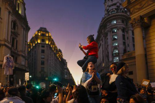 Ογκώδεις διαδηλώσεις υπέρ του δημόσιου δωρεάν πανεπιστημίου στο Μπουένος Άιρες