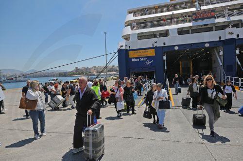 Μετ’ εμποδίων στην Ελλάδα η έξοδος του Δεκαπενταύγουστου λόγω ισχυρών ανέμων