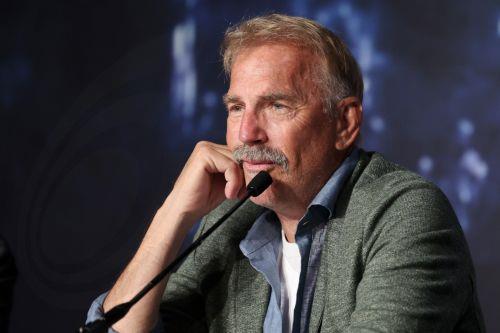 Ο Κέβιν Κόστνερ σε συζητήσεις για να υποδυθεί τον Μπιλ Κλίντον σε σειρά