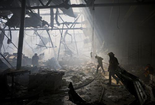 Τουλάχιστον 2 νεκροί από ρωσικό βομβαρδισμό σε υπεραγορά στο Χάρκοβο