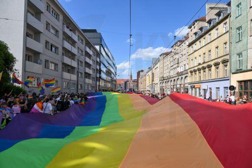 AB’den IDAHOBIT mesajı: “Hiçbir LGBTQİ+ birey dışlanmamalı”