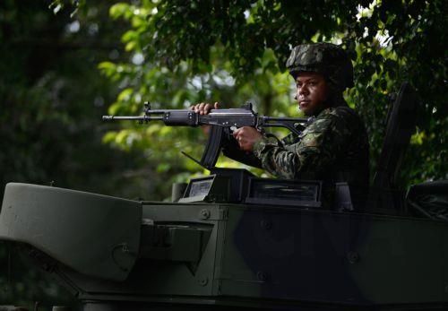 Ο Ισημερινός αναπτύσσει 1.500 στρατιωτικούς για να καταδιώξουν αντάρτες της Κολομβίας