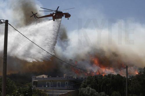 Ενισχύονται οι πυροσβεστικές δυνάμεις για την αντιμετώπιση της πυρκαγιάς στην Άνδρο