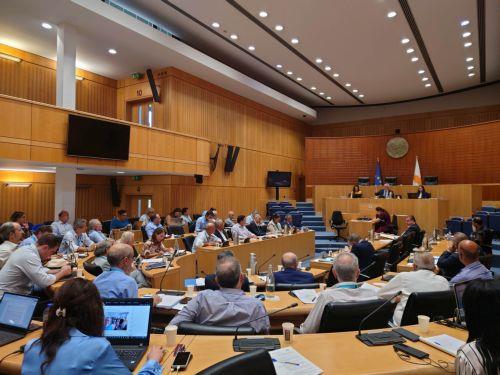 Αρνητική αξιολόγηση κοινοβουλευτικού έργου ανέδειξε έρευνα σε εκδήλωση Oxygen for Democracy