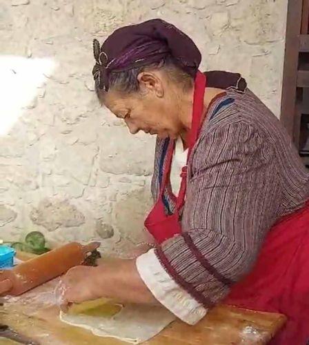 Kıbrısın geleneksel lezzeti saç katmeri