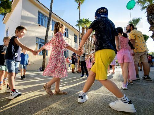 Ο Στέφεν Κάρι αναδεικνύει το θέμα του αναλφαβητισμού στο ντοκιμαντέρ «Sentenced»