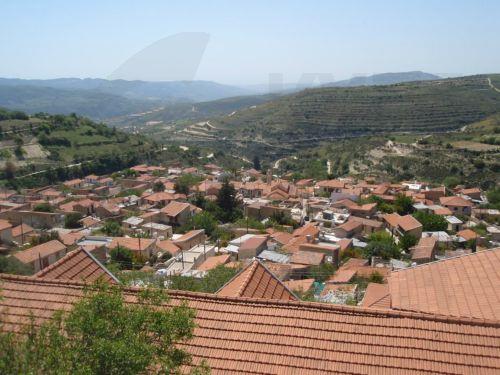 Ανατολικά του Άρσους η αναζωπύρωση φωτιάς, με ηλεκτρογεννήτρια εφοδιάστηκε το χωριό