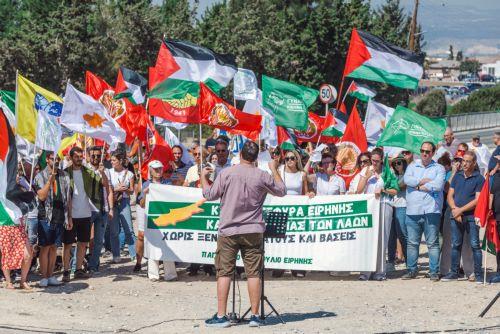 Εκατοντάδες πολίτες σε αντιπολεμική διαμαρτυρία έξω από Βρετ. Βάσεις Ακρωτηρίου [ΒΙΝΤΕΟ]