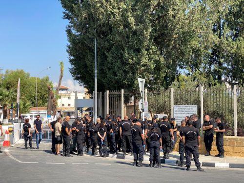 Εκδήλωση διαμαρτυρίας δεσμοφυλάκων για στήριξη του Αν. Διευθυντή Φυλακών