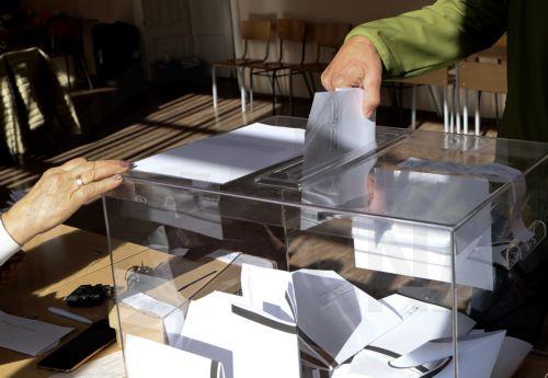Βούλγαρος δημοσιογράφος επαινεί απόφαση Βουλγαρίας να ζητήσει βοήθεια ΕΕ για εκλογές