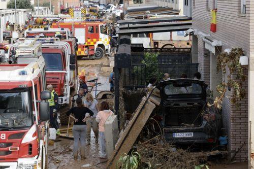 Χιλιάδες άνθρωποι στις επιχειρήσεις καθαρισμού μετά τις φονικές πλημμύρες στην Ισπανία