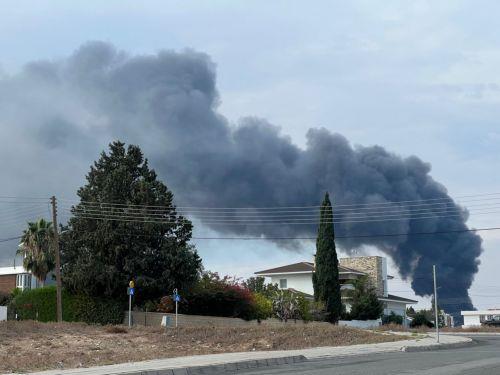 Φωτιά σε εργοστάσιο πολυουρεθάνης στη βιομηχανική Αραδίππου, επί τόπου η ΠΥ