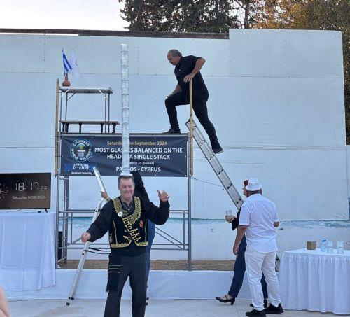 Ο χορευτής ποτηριών Αριστοτέλης Βαλαωρίτης που έσπασε τα ρεκόρ Γκίνες