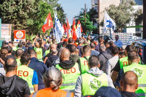 Στη Λευκωσία συνεχίζουν την Παρασκευή κινητοποιήσεις οι εργαζόμενοι κλάδου σκυροδέματος