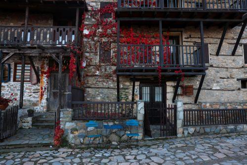 Η Βουλή ψήφισε παράταση για αδειοδότηση ξενώνων