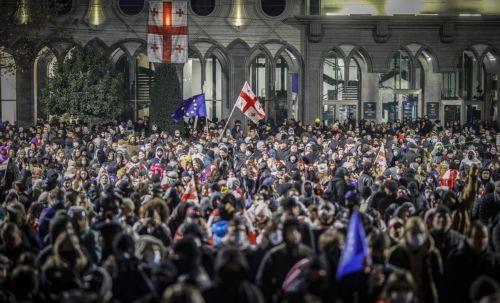 Τραυματισμοί αστυνομικών σε διαδηλώσεις στη Γεωργία υπέρ της πορείας προς ΕΕ