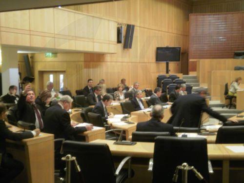 Μονόλεπτη σιγή στη Βουλή στη μνήμη των θυμάτων από τη Γενοκτονία Αρμένιων
