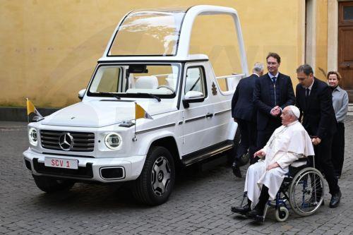 Λευκή, ηλεκτρική Mercedes-Benz με ανοιχτή οροφή το νέο αυτοκίνητο του πάπα