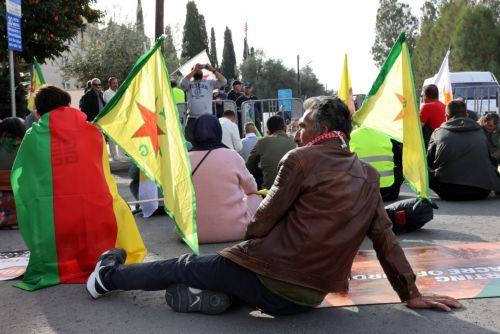 Εκδήλωση διαμαρτυρίας Κούρδων Συρίας στο Σπίτι της Ευρώπης και τη Βουλή στη Λευκωσία