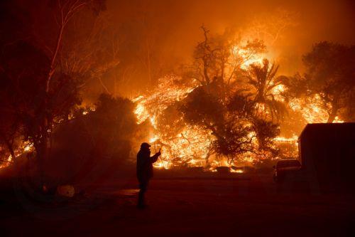 Σχολεία κλειστά, κάτοικοι απομακρύνονται εξαιτίας μεγάλης πυρκαγιάς στο Μαλιμπού