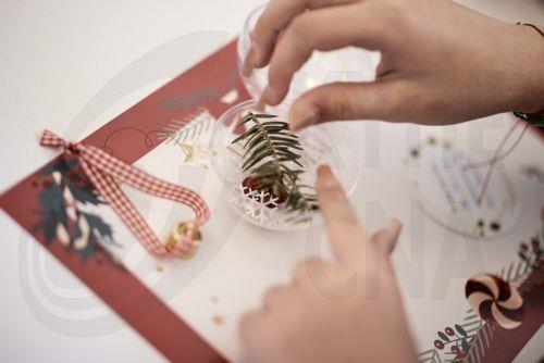 Μαθήτριες είπαν τα κάλαντα συνεισφέροντας για όσους έχουν ανάγκη στον Δ.Αθηένου