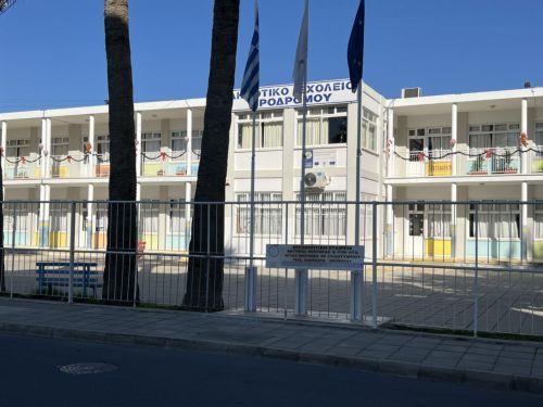 Ενεργειακή αναβάθμιση 25 δημόσιων σχολείων με επένδυση €20 εκατ. μέσω «ΘΑλΕΙΑ»