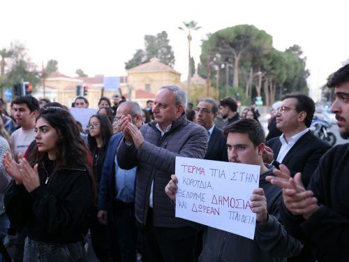 Διαμαρτυρία φοιτητών έξω από τη Βουλή για τις αποκοπές στη φοιτητική χορηγία