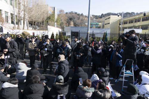 Συγκρούσεις στη Σεούλ μεταξύ διαδηλωτών υπέρ και κατά καθαιρεθέντος προέδρου Γιουν