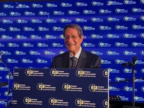 Former President Anastasiades presented with EJA King Solomon award