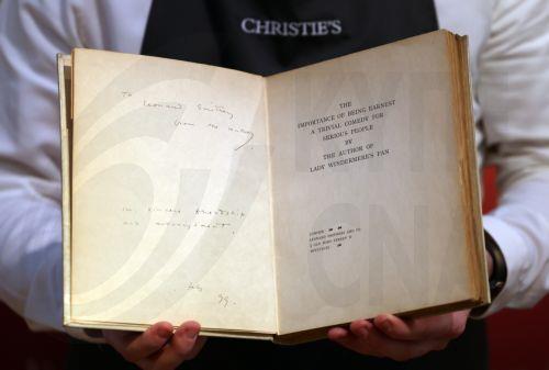 Η Βρετανική Βιβλιοθήκη επιστρέφει την κάρτα μέλους του Όσκαρ Ουάιλντ στον εγγονό του