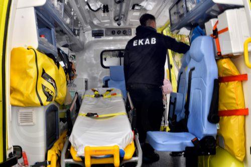 Σοβαρό τροχαίο στο Κολωνάκι με 12 τραυματίες όταν τζιπ προσέκρουσε σε εστιατόριο