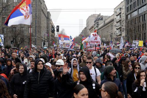 Εκατοντάδες χιλιάδες άτομα διαδήλωσαν στο Βελιγράδι κατά της διαφθοράς