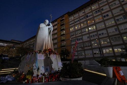 Ελαφρά βελτίωση της υγείας του πάπα Φραγκίσκου, λέει το Βατικανό